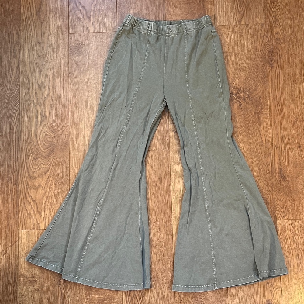 Easel Los Angeles Stretchy Flared Olive Green Pants Size S